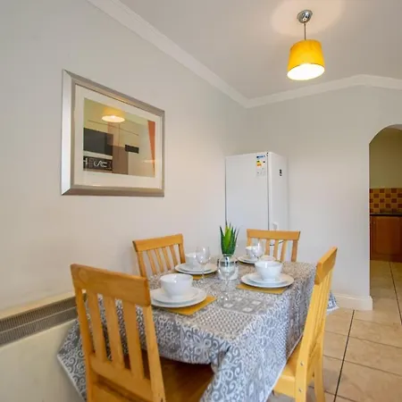2 Bed Apartment, Sleeps 6 Apartment *