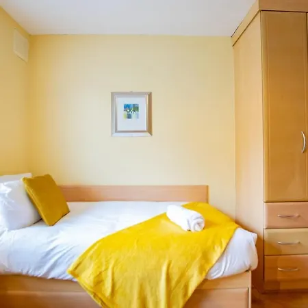Apartment 2 Bed Apartment, Sleeps 6 *