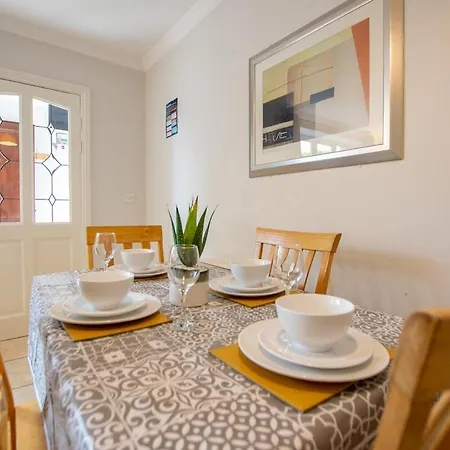 Apartment 2 Bed Apartment, Sleeps 6 *