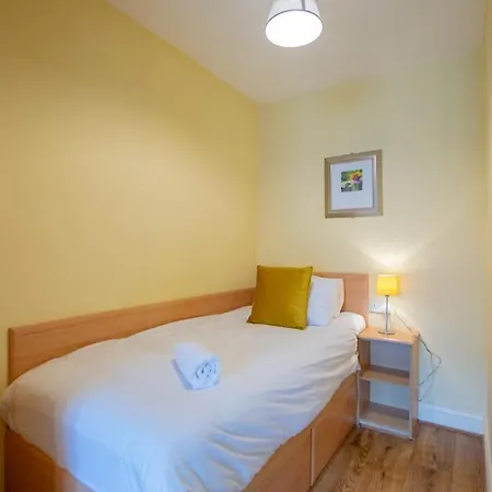 2 Bed Apartment, Sleeps 6 *