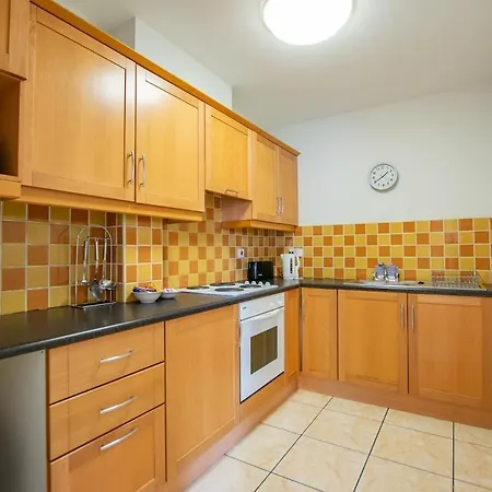 Apartment 2 Bed Apartment, Sleeps 6 *