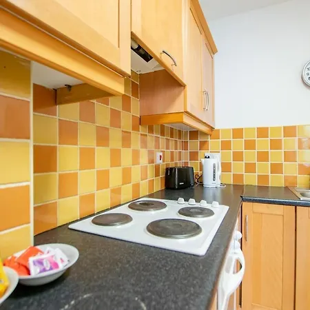 2 Bed Apartment, Sleeps 6 *