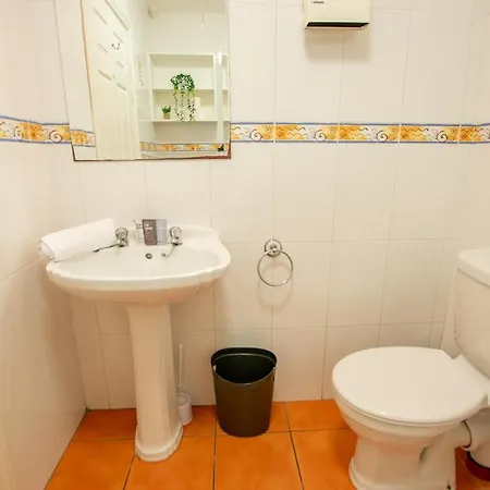 2 Bed Apartment, Sleeps 6 * Galway