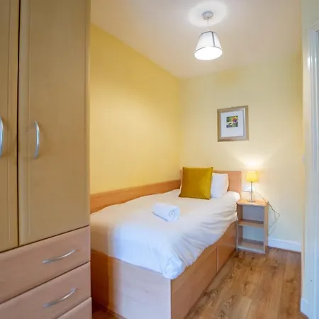 Apartment 2 Bed Apartment, Sleeps 6