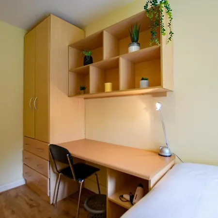 2 Bed Apartment, Sleeps 6 Apartment Galway