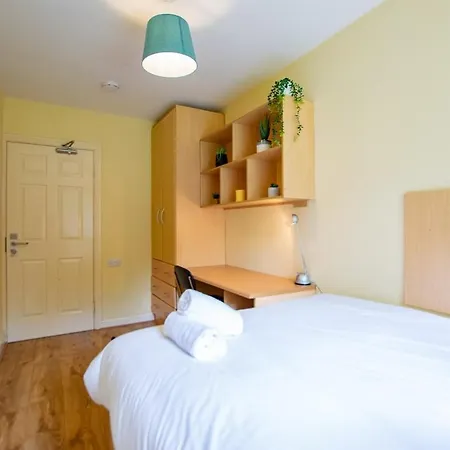Apartment 2 Bed Apartment, Sleeps 6 *