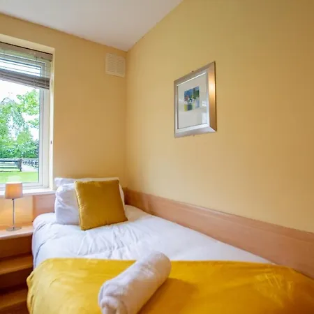 2 Bed Apartment, Sleeps 6 *
