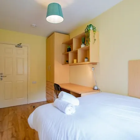 2 Bed Apartment, Sleeps 6 * Galway