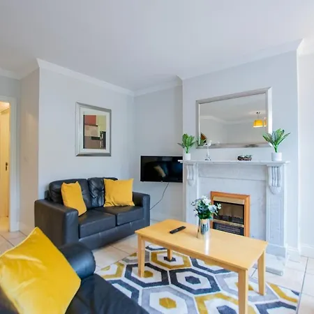 Apartment 2 Bed Apartment, Sleeps 6 *
